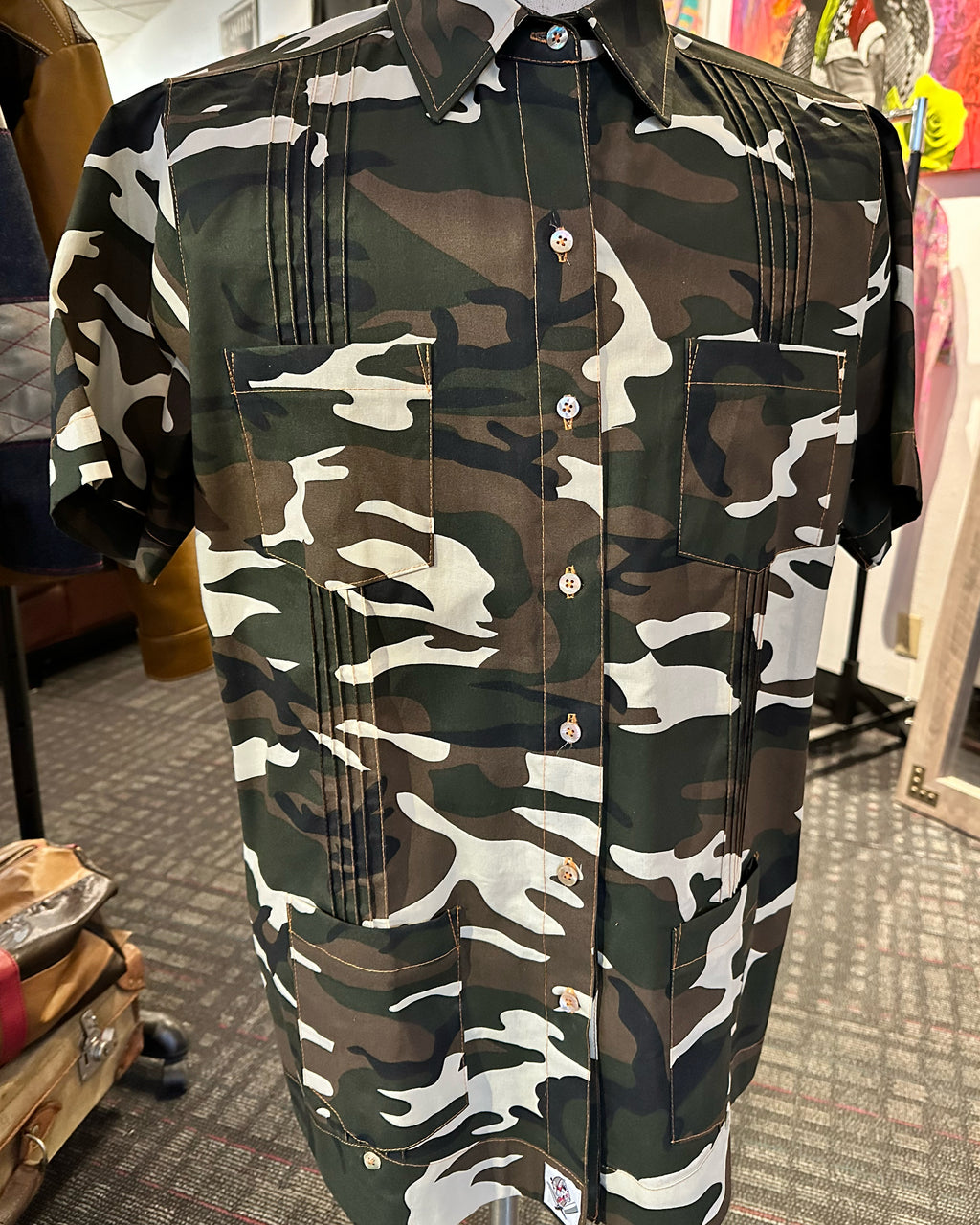 Camo guayabera