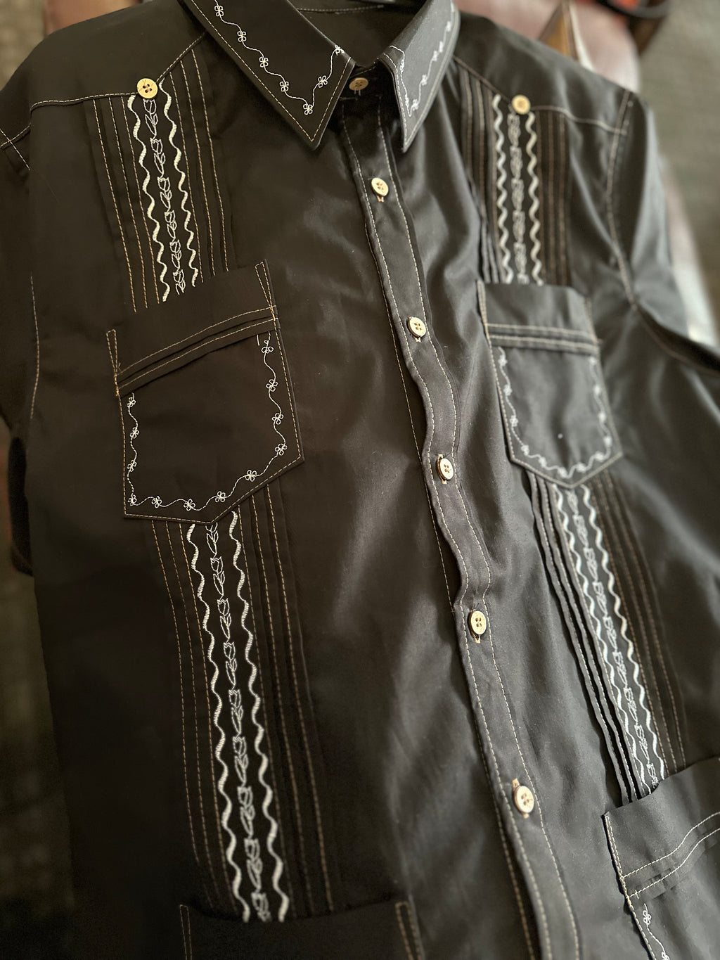 Family reunion guayabera black