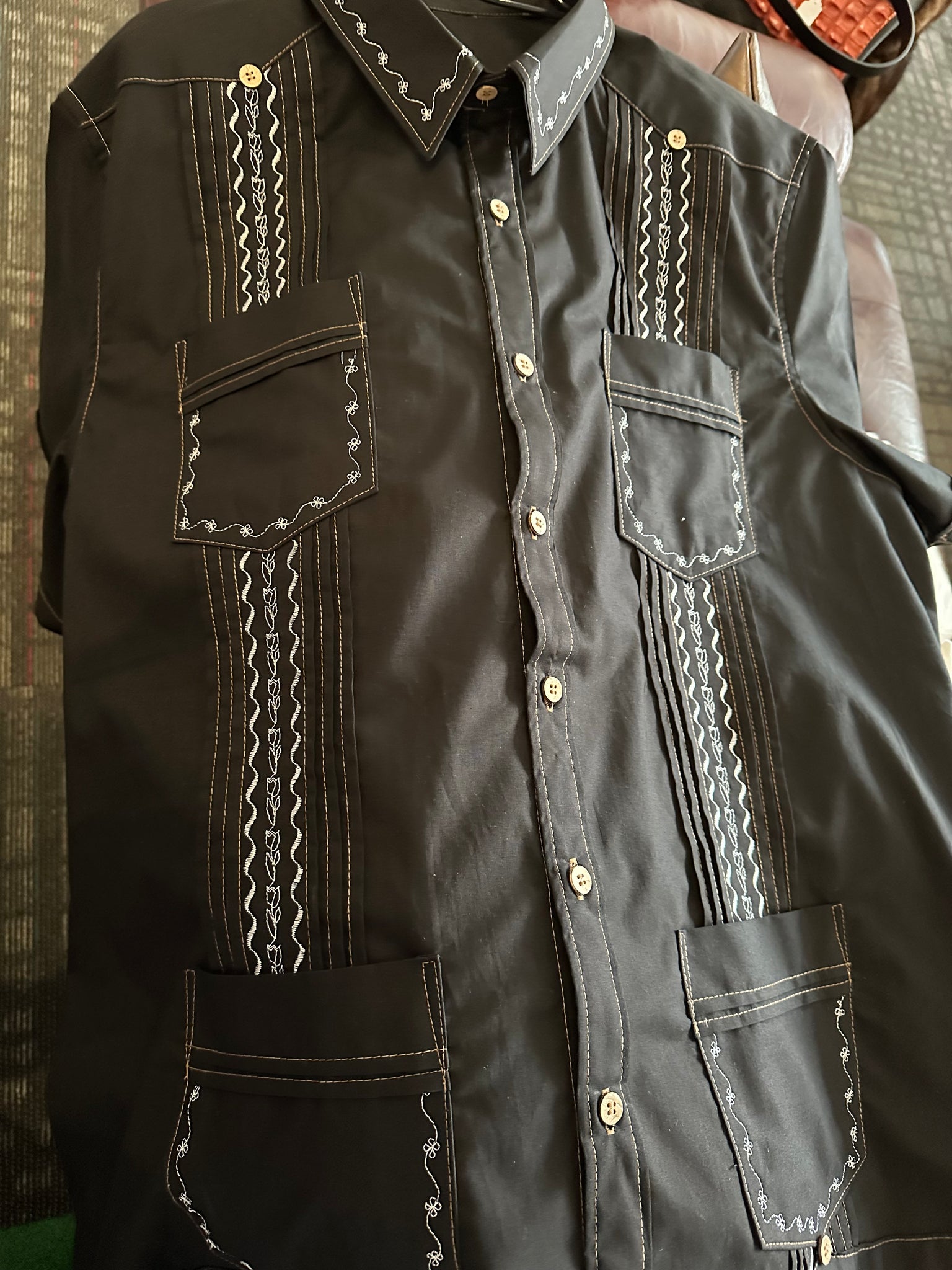 Family reunion guayabera black