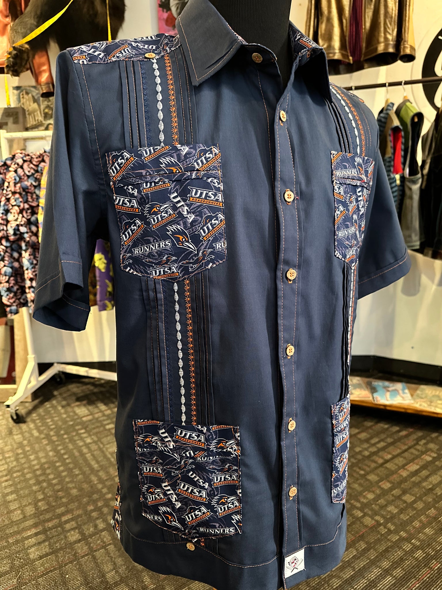 UTSA Road runners guayabera